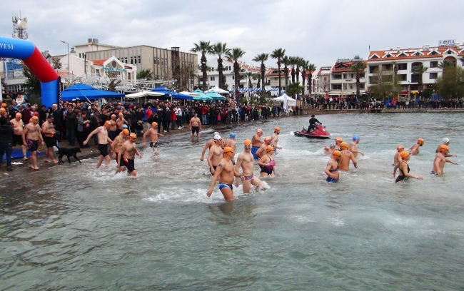 Kış ortasında 500 kişi Datça'da yüzdü